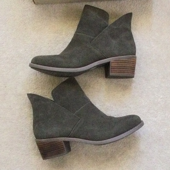 NIB Me Too Zest Bootie in Moss Suede - Picture 3 of 8